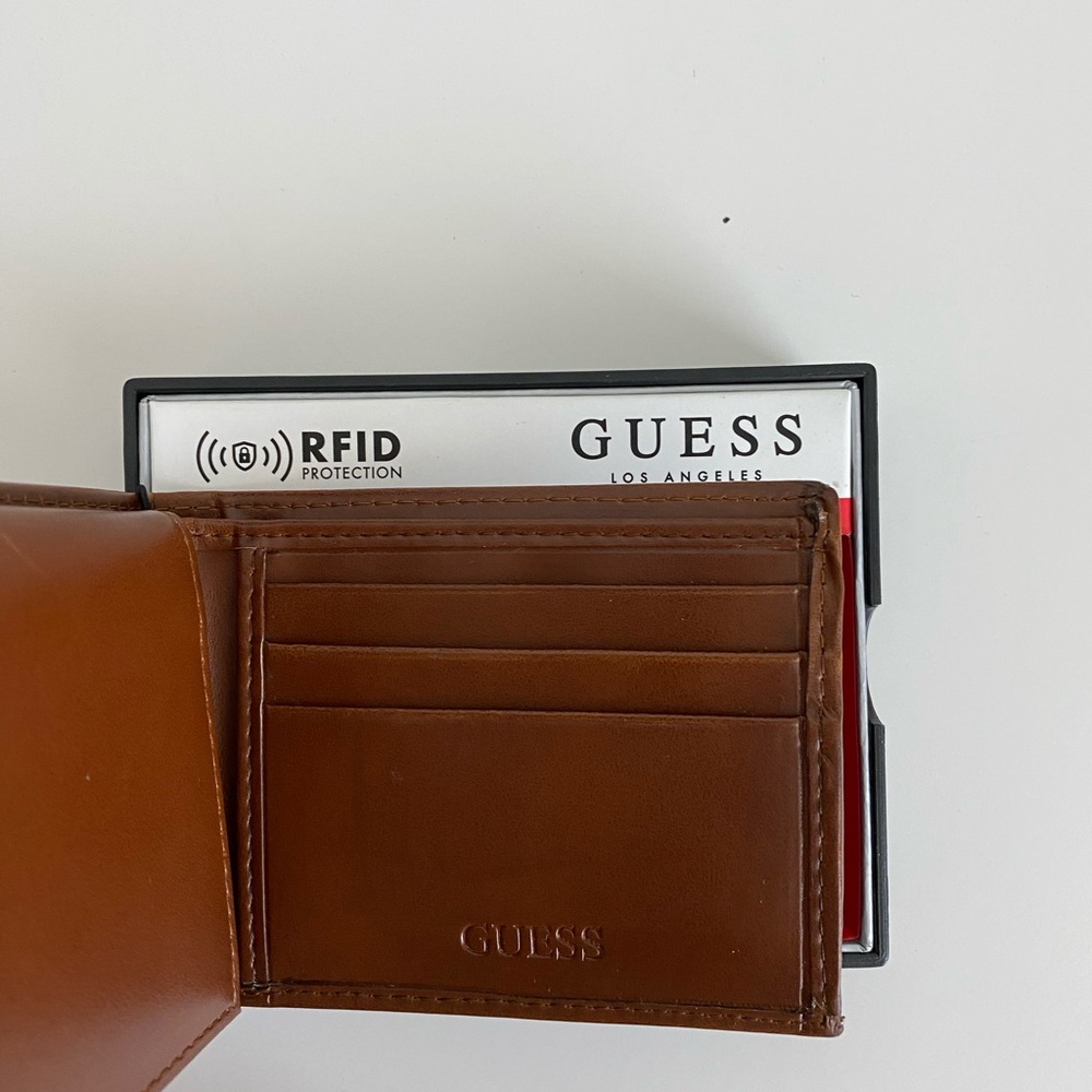 Guess Wallet - Picture 3 of 3